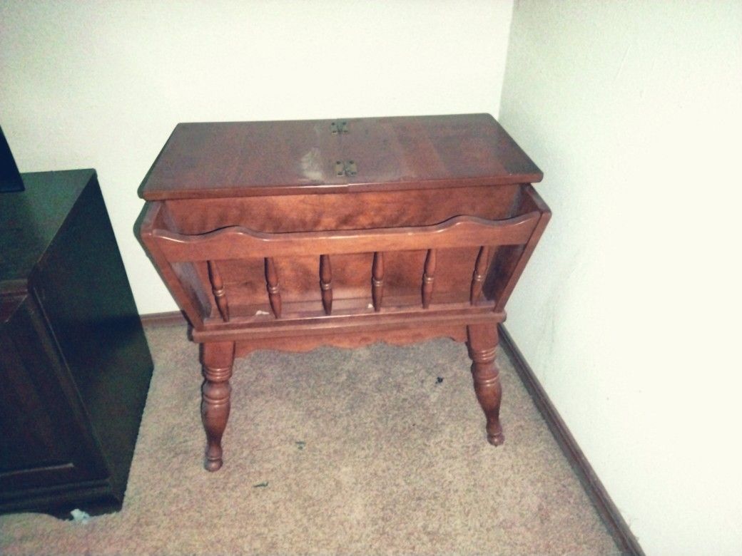 Vintage Ethan Allen End Table/ Magazine Rack