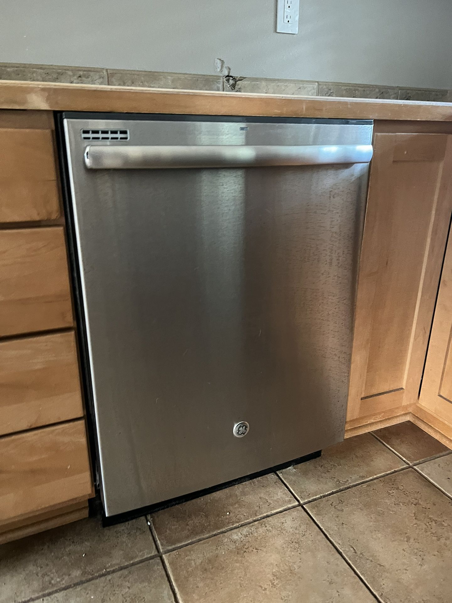 GE Dishwasher with Hidden Controls
