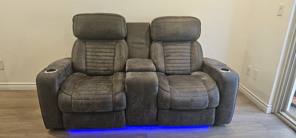 3 Way Power Recliner Love Seat In Excellent Condition