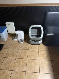 Automatic cat liter box with automatic feeder