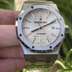 The Audemars Piguet Royal Oak 15400ST has a 41mm casesize. The textured dial sets the background to the straightforward functions-three ce