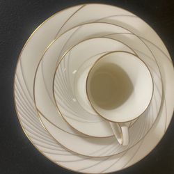 Vintage Noritake China From Japan 4 Piece Place Setting Gold Trim