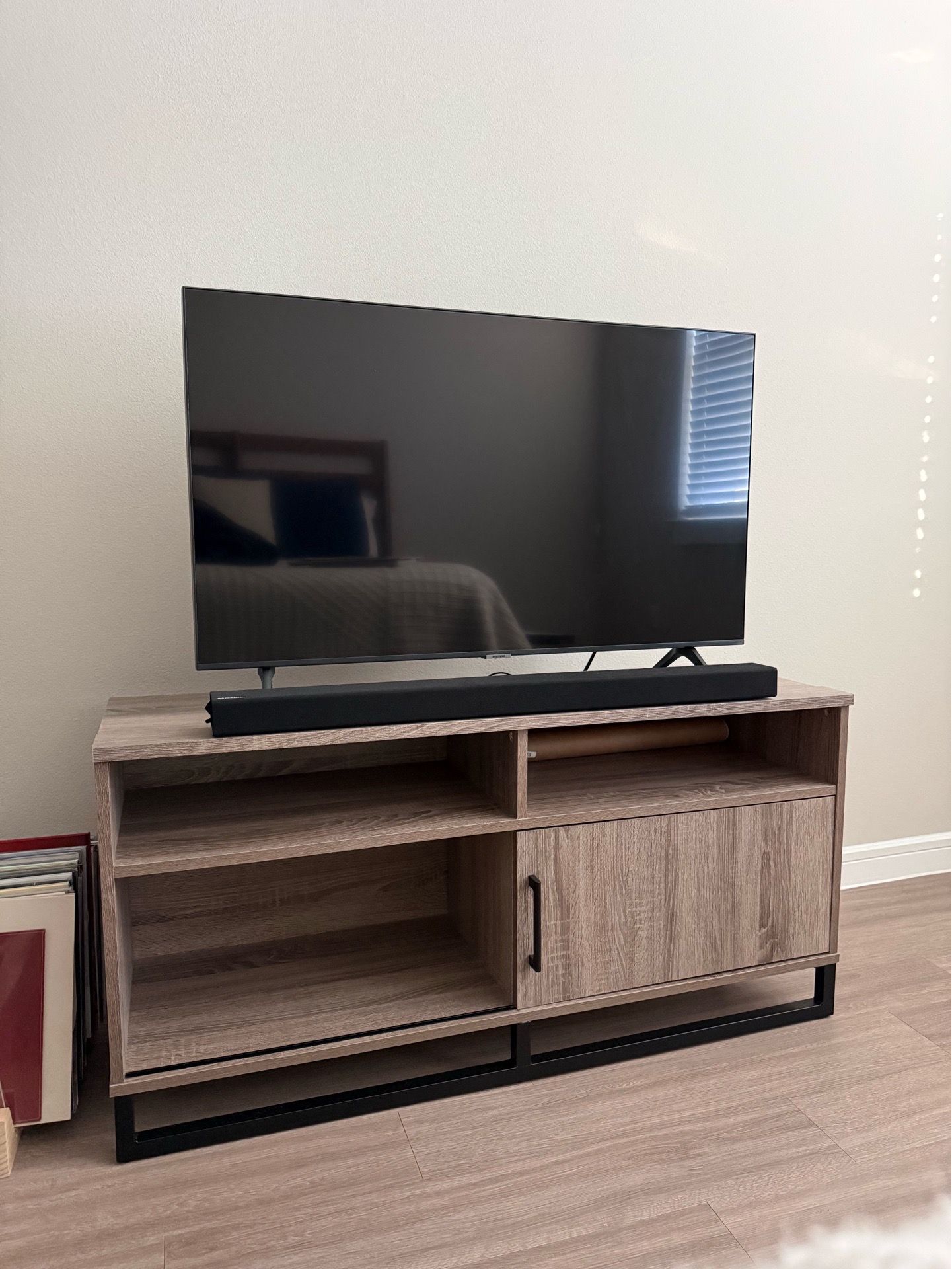 TV Console/Samsung TV/Samsung Soundbar w/ Subwoofer