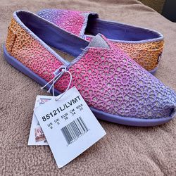 Women’s Size 6 Gradient Crochet Slip-Ons