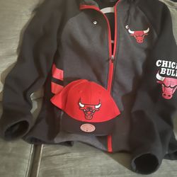 Chicago Bulls Hoodie (Small) & Mitchell & Ness Bulls Hat (SnapBack)