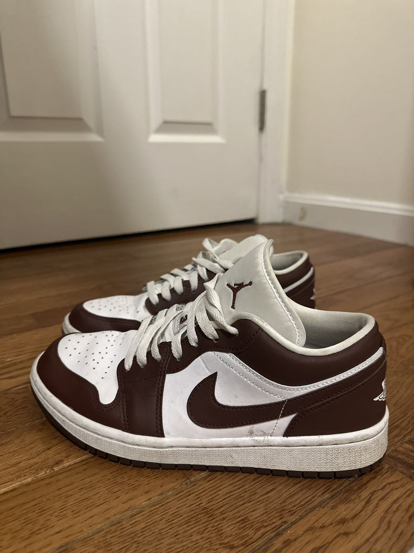 Women’s Size 8.5, Nike Low Dunks In Burgundy 