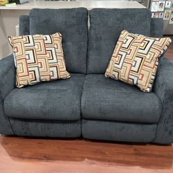 Danum Manual Reclining Loveseat Sofa Couch Navy blue very good Condition 