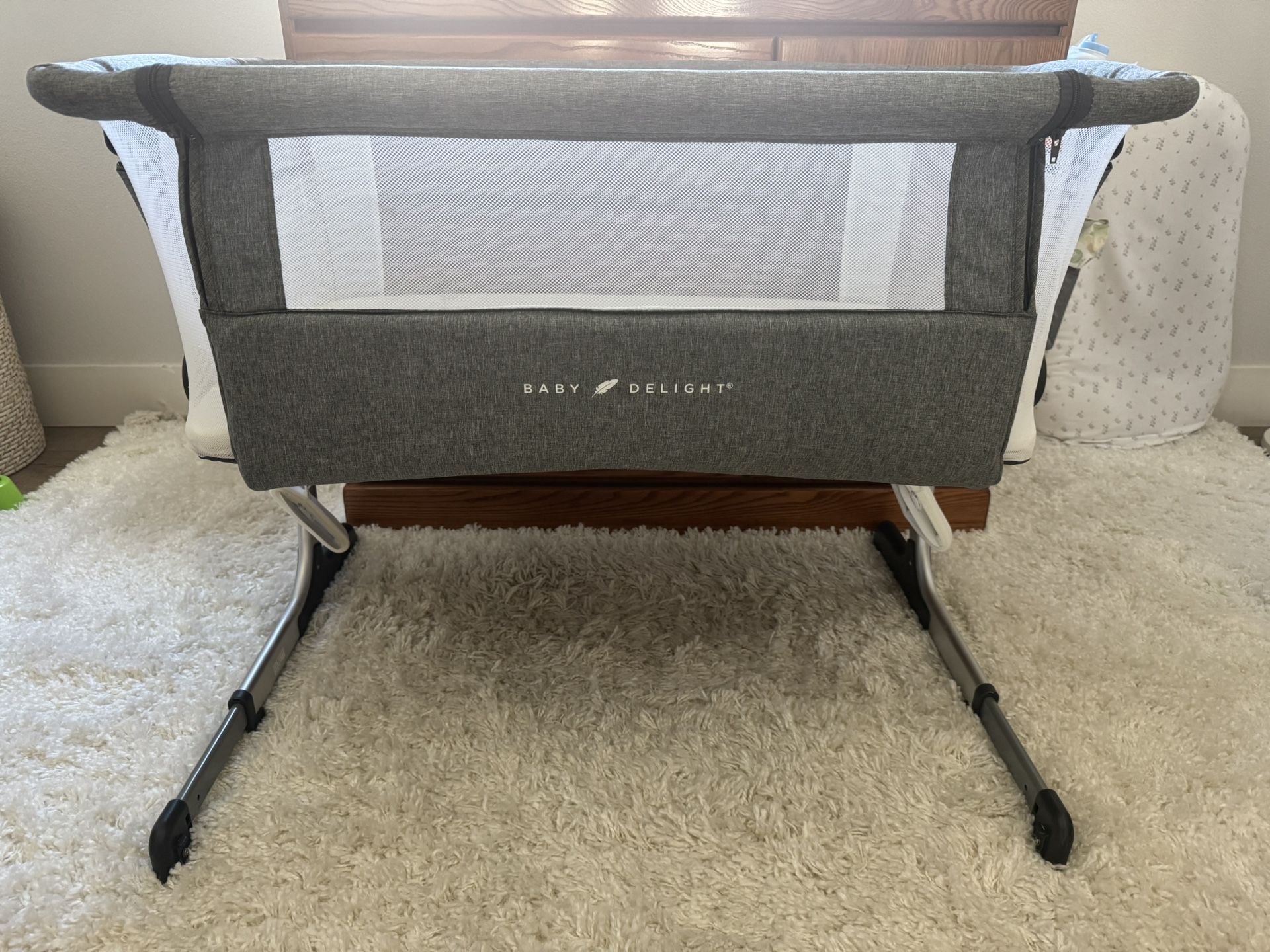 Baby Delight Beside Me Dreamer Bassinet and Bedside Sleeper