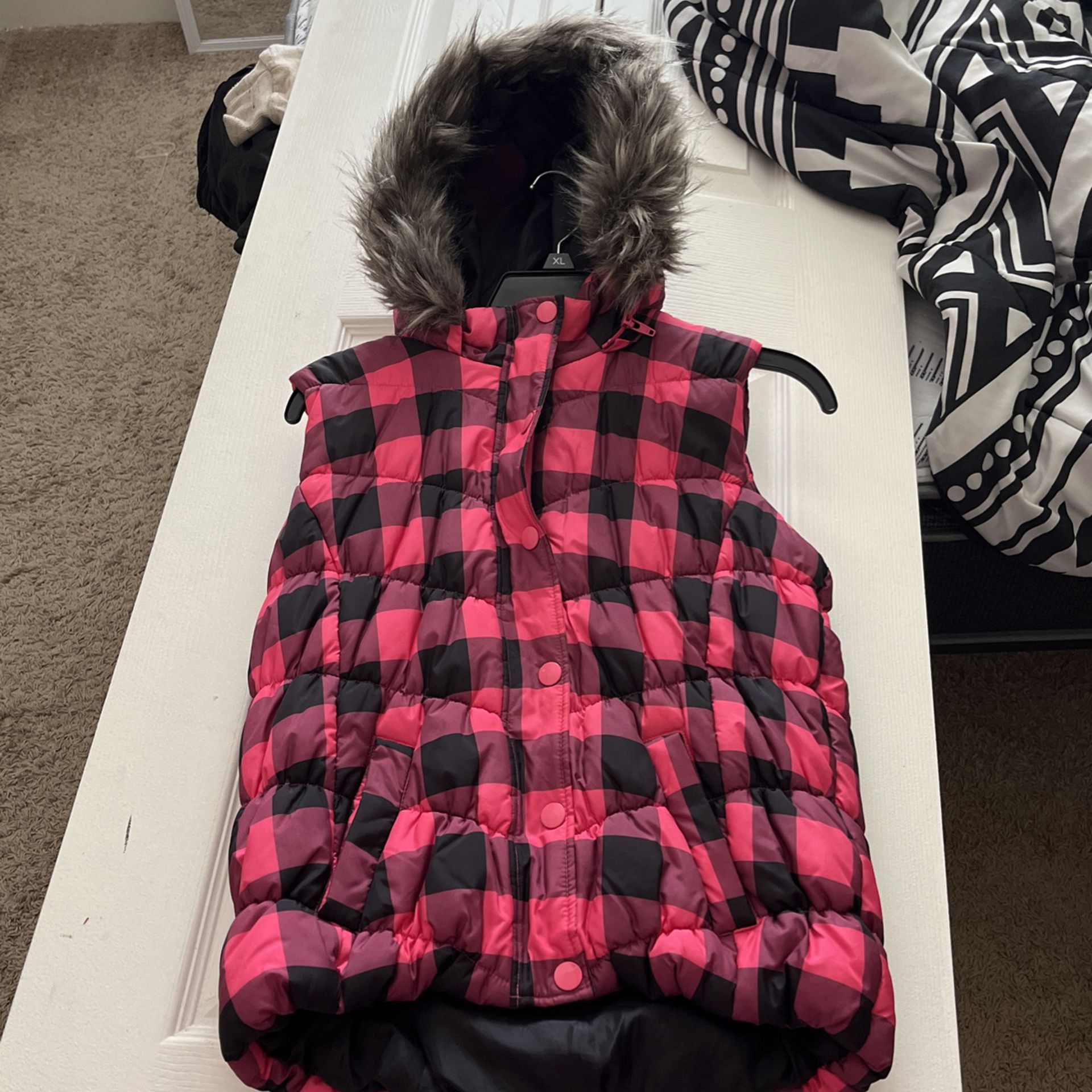 plaid puffer vest fur hoodie ( zip on & off ) 