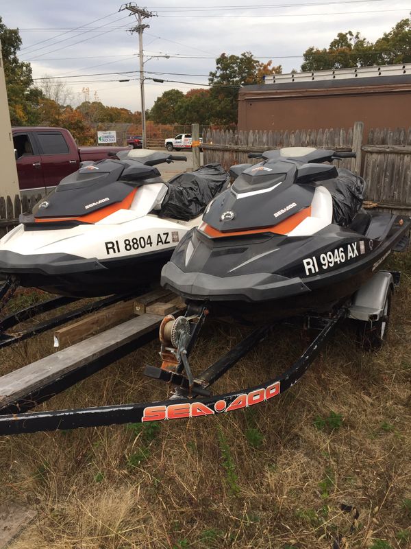 2011 seadoo jetskis