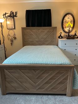 LOOKING TO TRADE! Full Size Bed