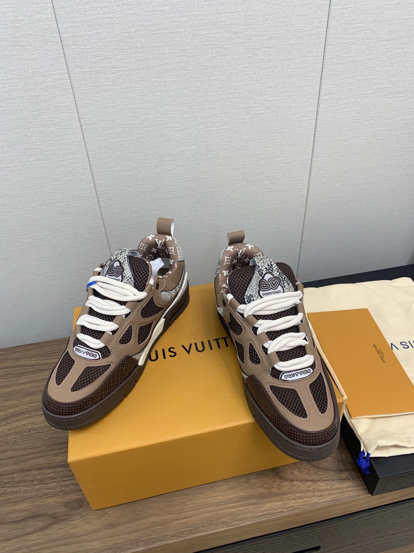 LV Men’s Sneaker With Box New