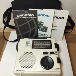 Grundig FR-200 World Band Receiver Emergency Radio - MINT Condition - With Case & Manuals