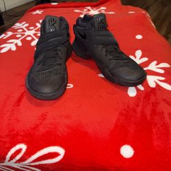 Nike Kyrie 2s Mens Basketball Shoes