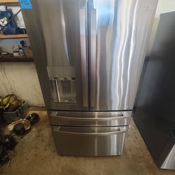GE STAINLESS STEEL FRENCH DOORS REFRIGERATOR