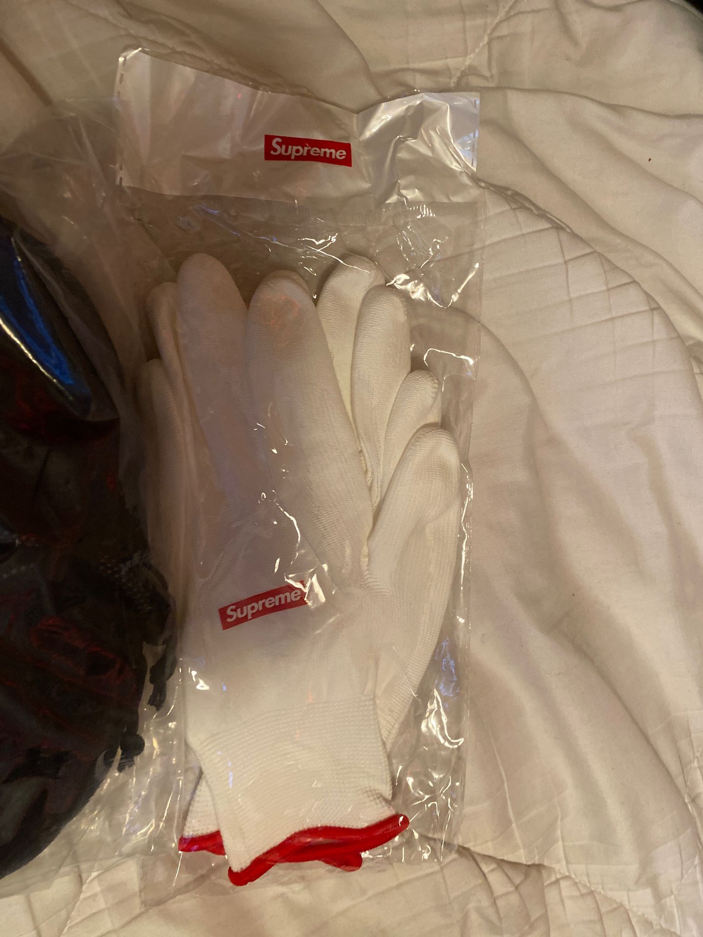 Supreme gloves and supreme bag never used