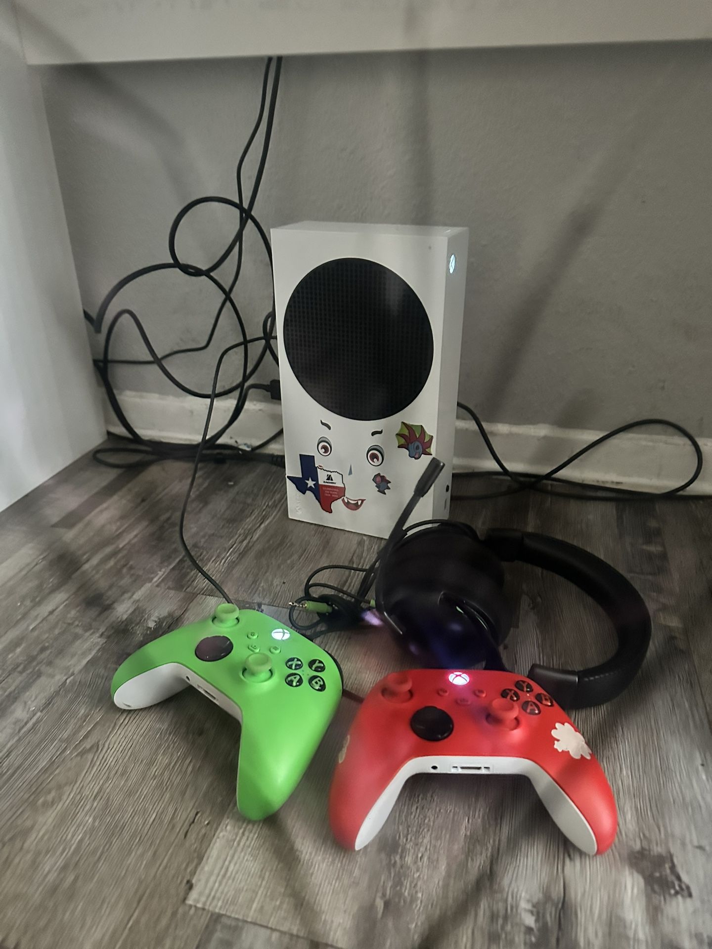 XBOX XS w two controllers
