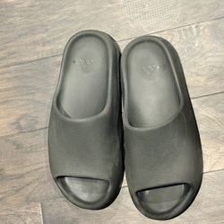 Yeezy - Black Size 12 US