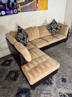 * Like New * way fair 2pc sectional sofa ( Free Delivery )