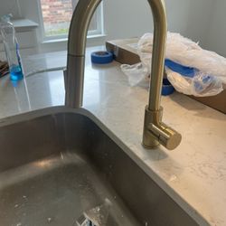 Gold bronze faucet like new