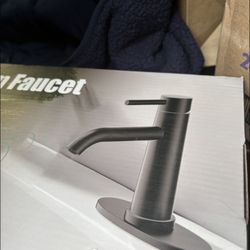 LOW PRICE MOVING- $200 RETAIL NEW MODERN BLACK FAUCET 