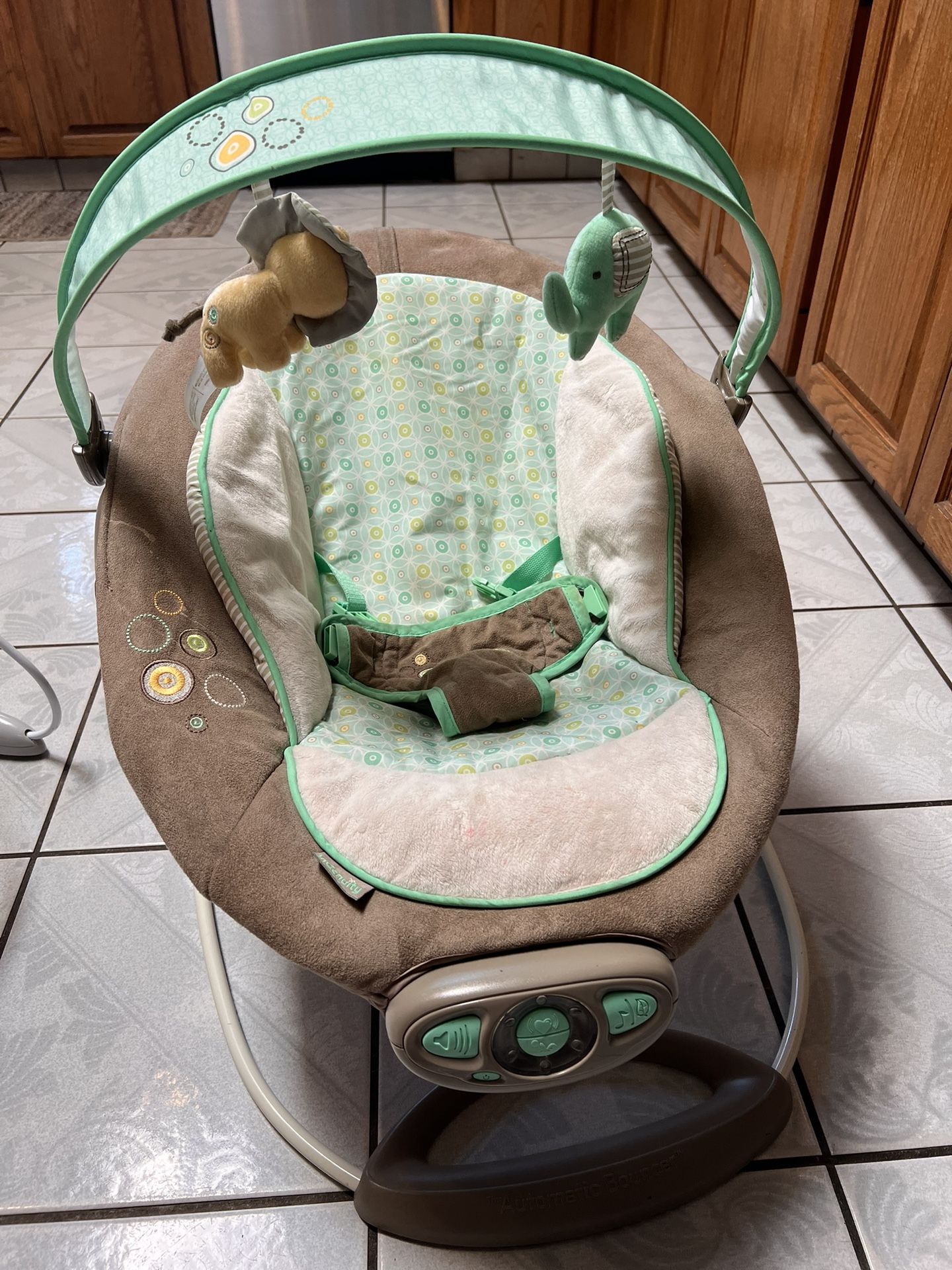 Ingenuity Automatic Bouncer GREAT CONDITION ! Vibrating Music Bounces By It’s Self Needs New Batteries ! Ocean Sounds And Lullabies