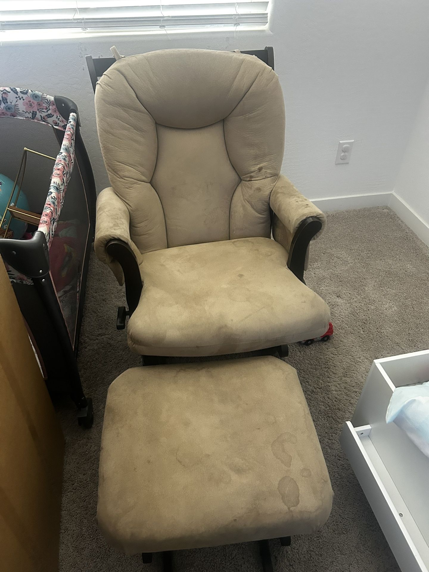 Rocking Chair W/ Ottoman 