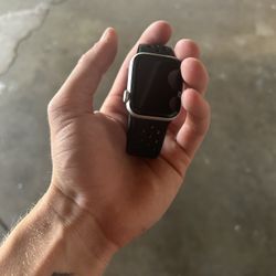  Apple Watch SE (NO CHARGER)