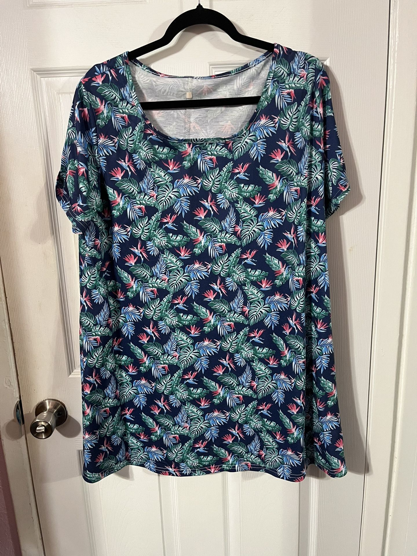 Women’s Size 3X Tunic Top with Blue background. Material 65% Cotton and 35% Polyester. Brand new never worn. Has been hanging in the closet. Smoke