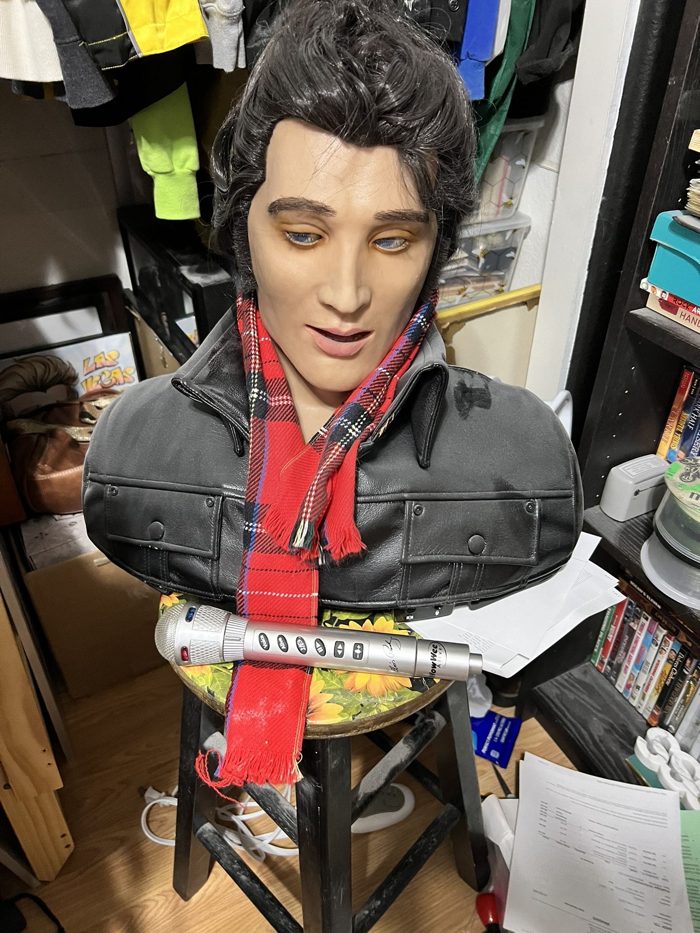 Elvis Singing And Moving Head