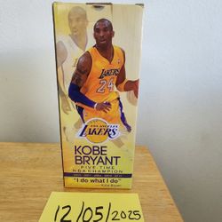 Kobe Bryant 2016 "5 Championship" Bobblehead Giveaway.
