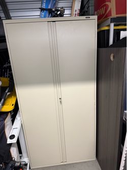 Metal storage cabinet with keys
