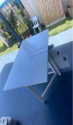Folding table