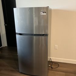 Frigidaire 14 Cu. Ft. Top Freezer Refrigerator FFHT1425VV