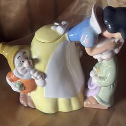 New Disney Snow White and Seven Dwarfs Ceramic Tea Pot depicting Snow White alongside Doc & Grampy