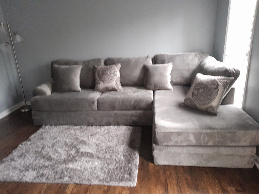Like New Living Room Sectional Set W/ Chaise Lounge