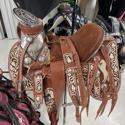 Nueva Montura Charra Super Pitiada Original Con Herrage Y Fuste Plateado Completo Hecha en México,100% bordada con auténtica pita de maguey con diseHe