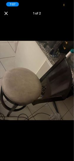 2 swivel Barstools