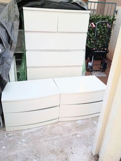 White dresser w/ 2 matching nightstands