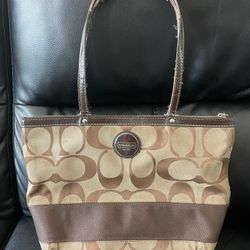 COACH LADIES HANDBAG VERY GOOD CONDITION