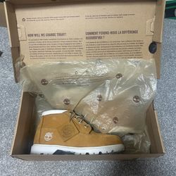 Women's Nellie Waterproof Chukka Boot Size 6 in box. - slightly used