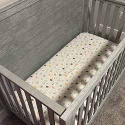 Baby crib, toddler bed