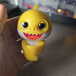 WowWee Pinkfong Baby Shark Fingerlings - Baby Shark- Preschool Interactive Toy