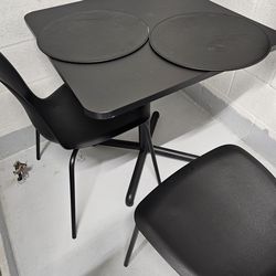 Mesita con sus dos sillas.