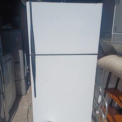 BEAUTIFUL WHITE REFRIGERATOR IN MINT CONDITION 