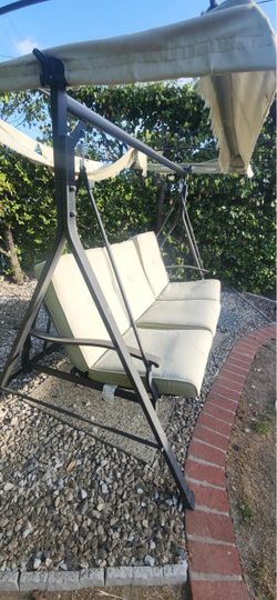 Outdoor 3 seats swing