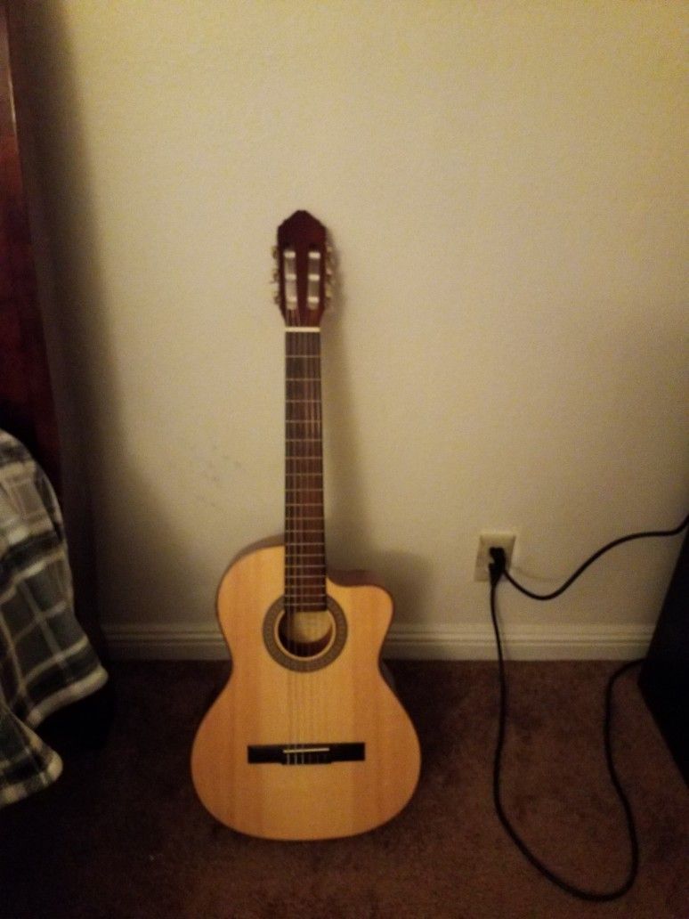 Lucero LC150Sce Spruce/ Sapele Cutaway Acoustic Electrical Classical Guitar Natural