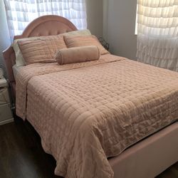 Adorable Pink Bed – Like New! 🌸 $200 