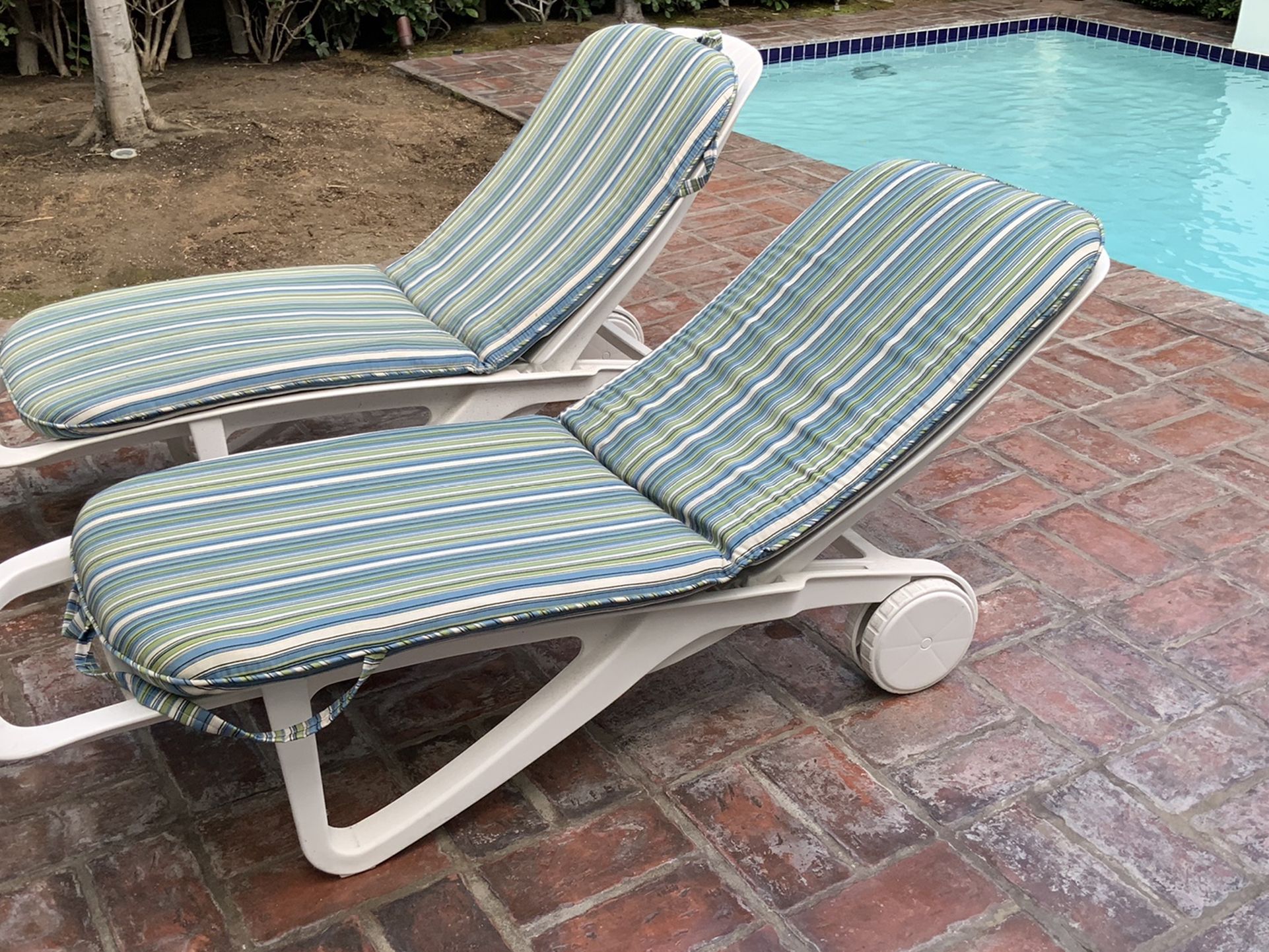 Chaises Lounge Pool Chairs With Cushions Sturdy Chairs With Two Wheels