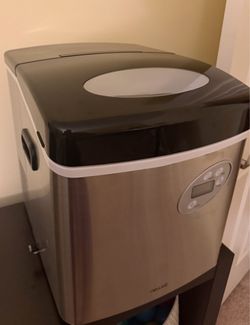 Newair Portable Ice Maker 50 lb. Daily, 12 Cubes maker rapidly